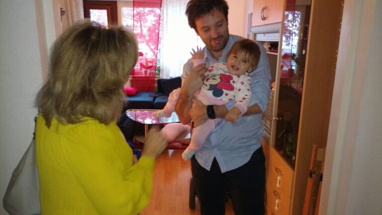 Saying geiaaaaa to giagia !! :)