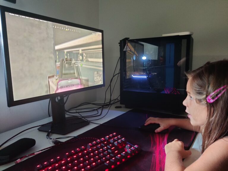 Zoé playing Piou Piou
